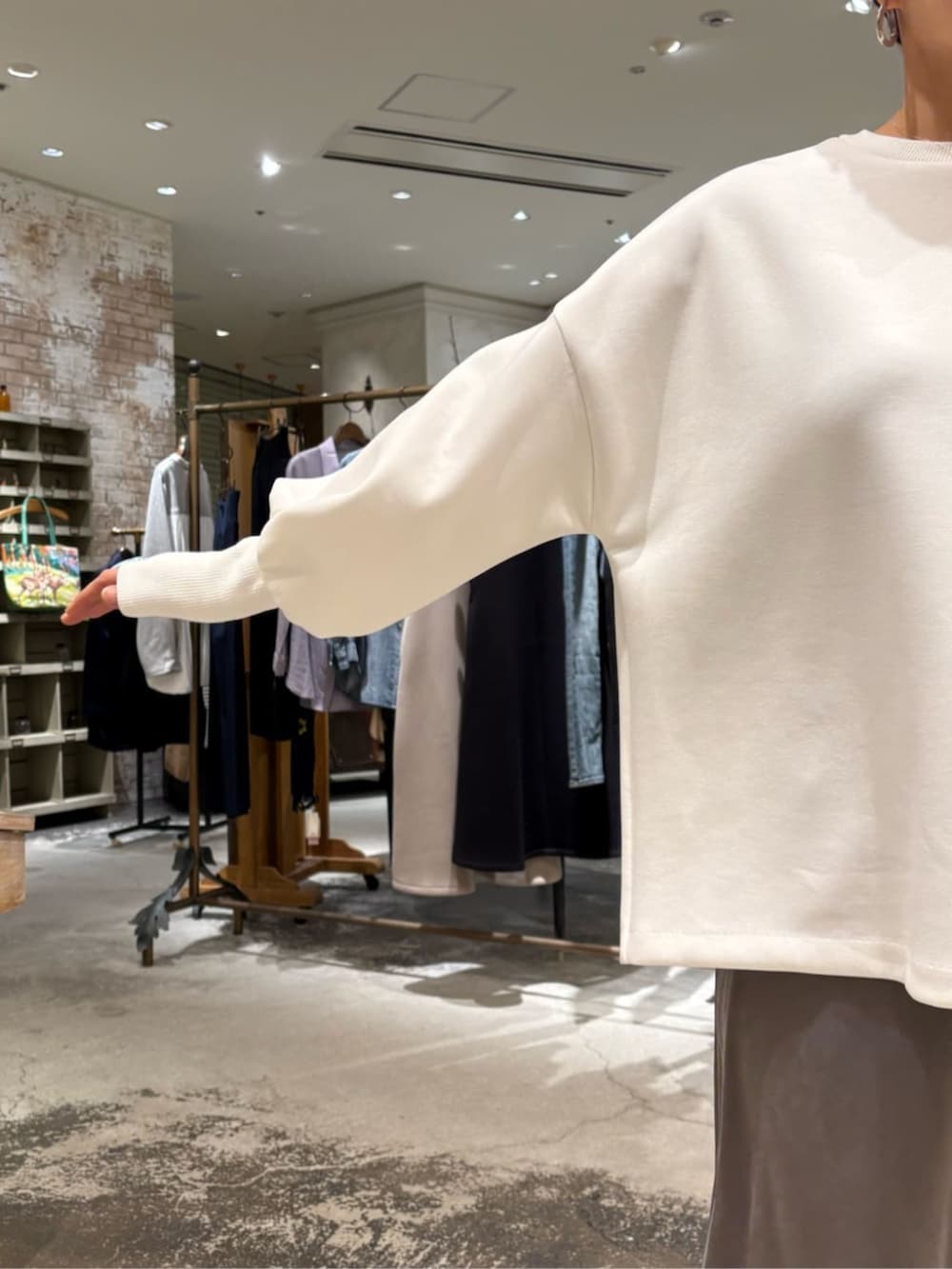 グリーン系のスカート、ホワイト系のTシャツ/カットソーを着用したレディースの冬コーディネートの6枚目の写真