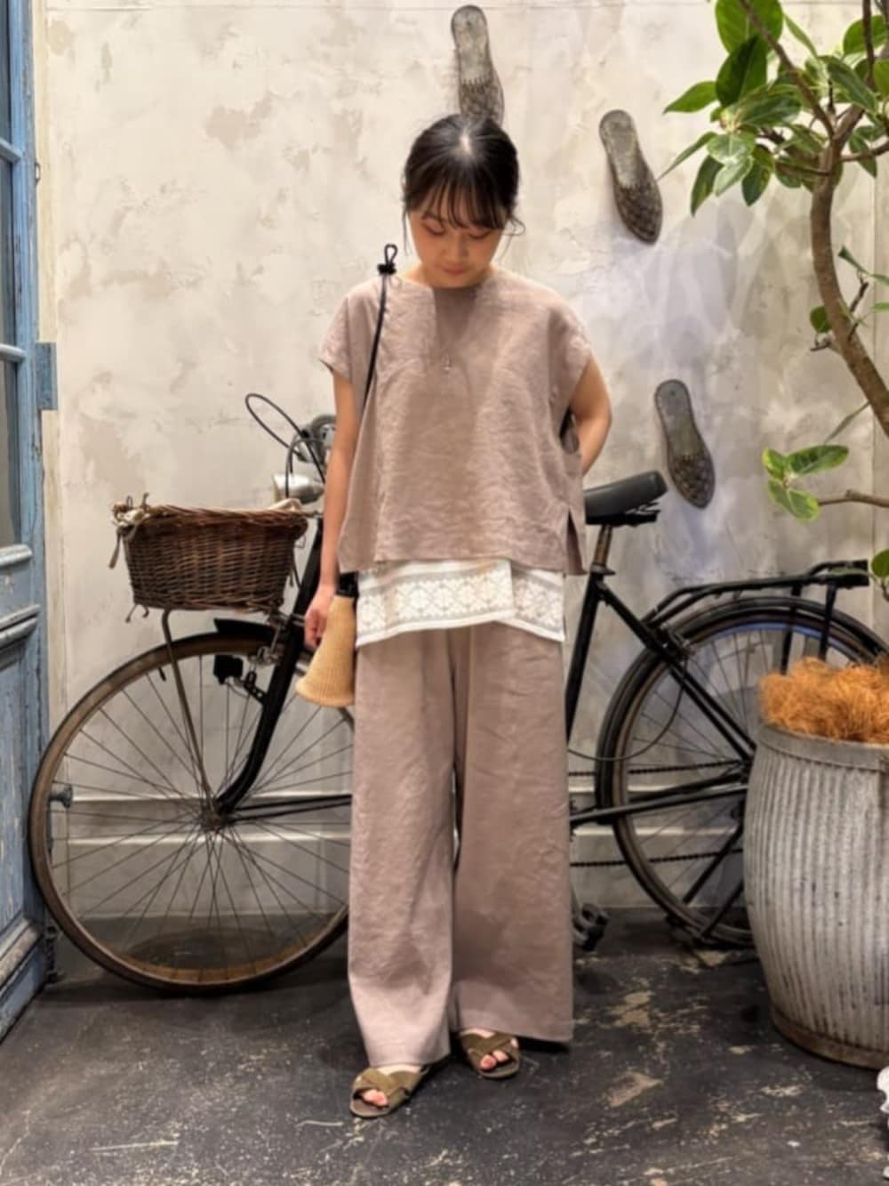 ホワイト系のシャツ/ブラウス、グレー系のその他パンツ、グレー系のシャツ/ブラウスを着用したレディースの春コーディネートの2枚目の写真