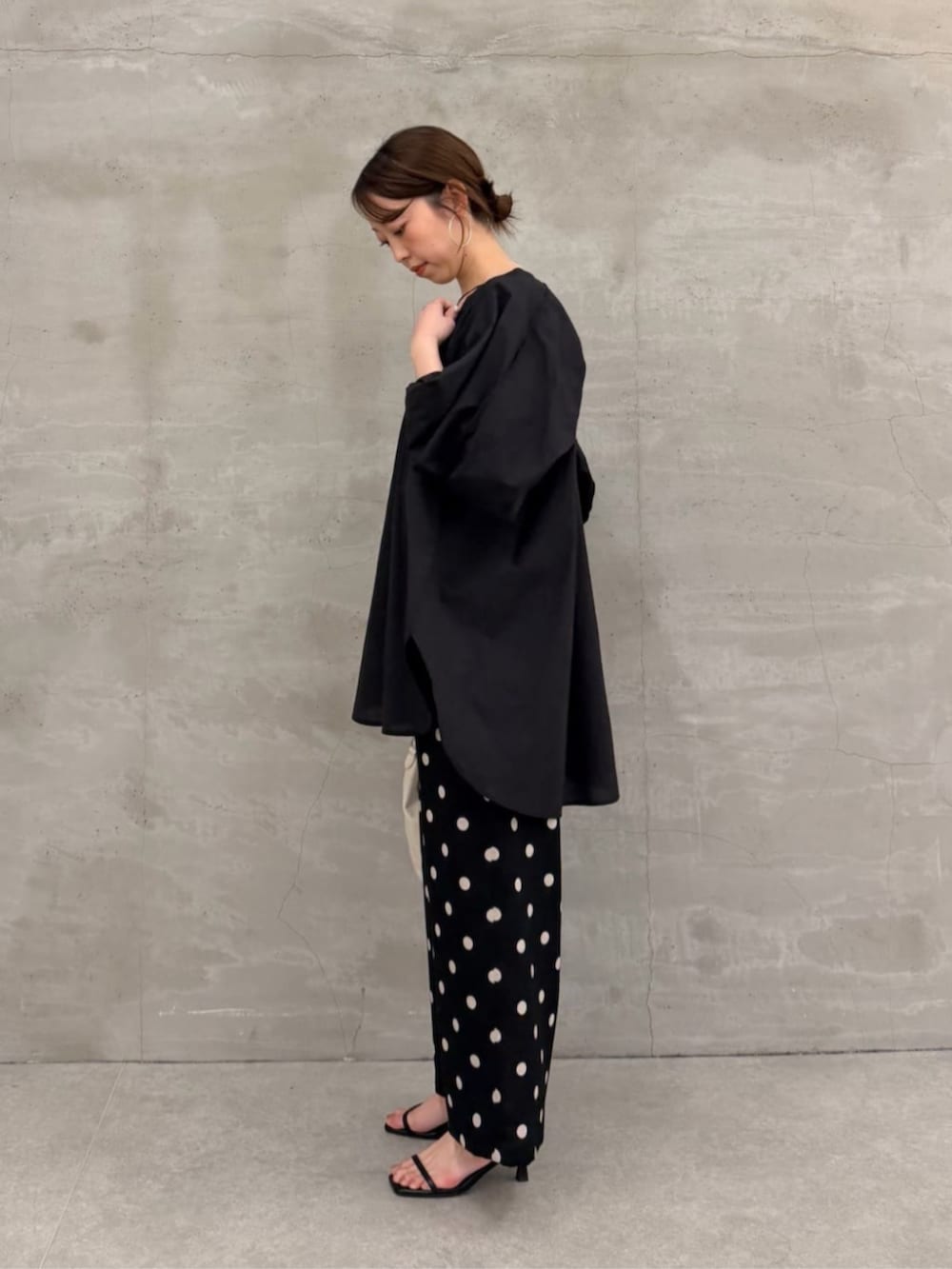 ホワイト系のトートバッグ、ブラック系のシャツ/ブラウス、ブラック系のその他パンツを着用したレディースの冬コーディネートの2枚目の写真