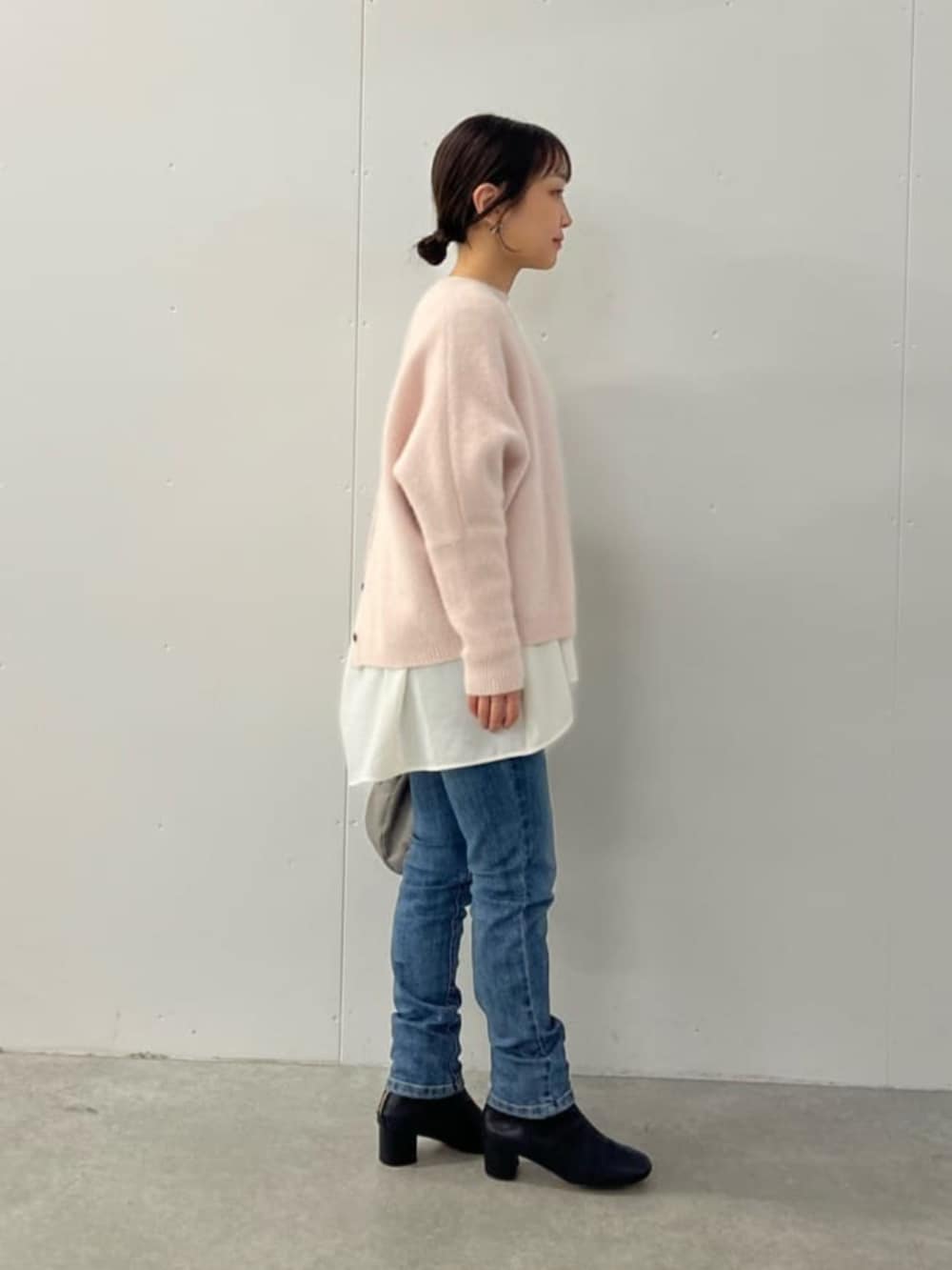 ブルー系のデニムパンツ、ピンク系のニット/セーターを着用したレディースの夏コーディネートの7枚目の写真