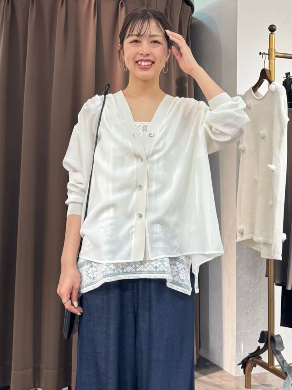 ホワイト系のシャツ/ブラウス、ホワイト系のシャツ/ブラウスを着用したレディースの夏コーディネートの5枚目の写真