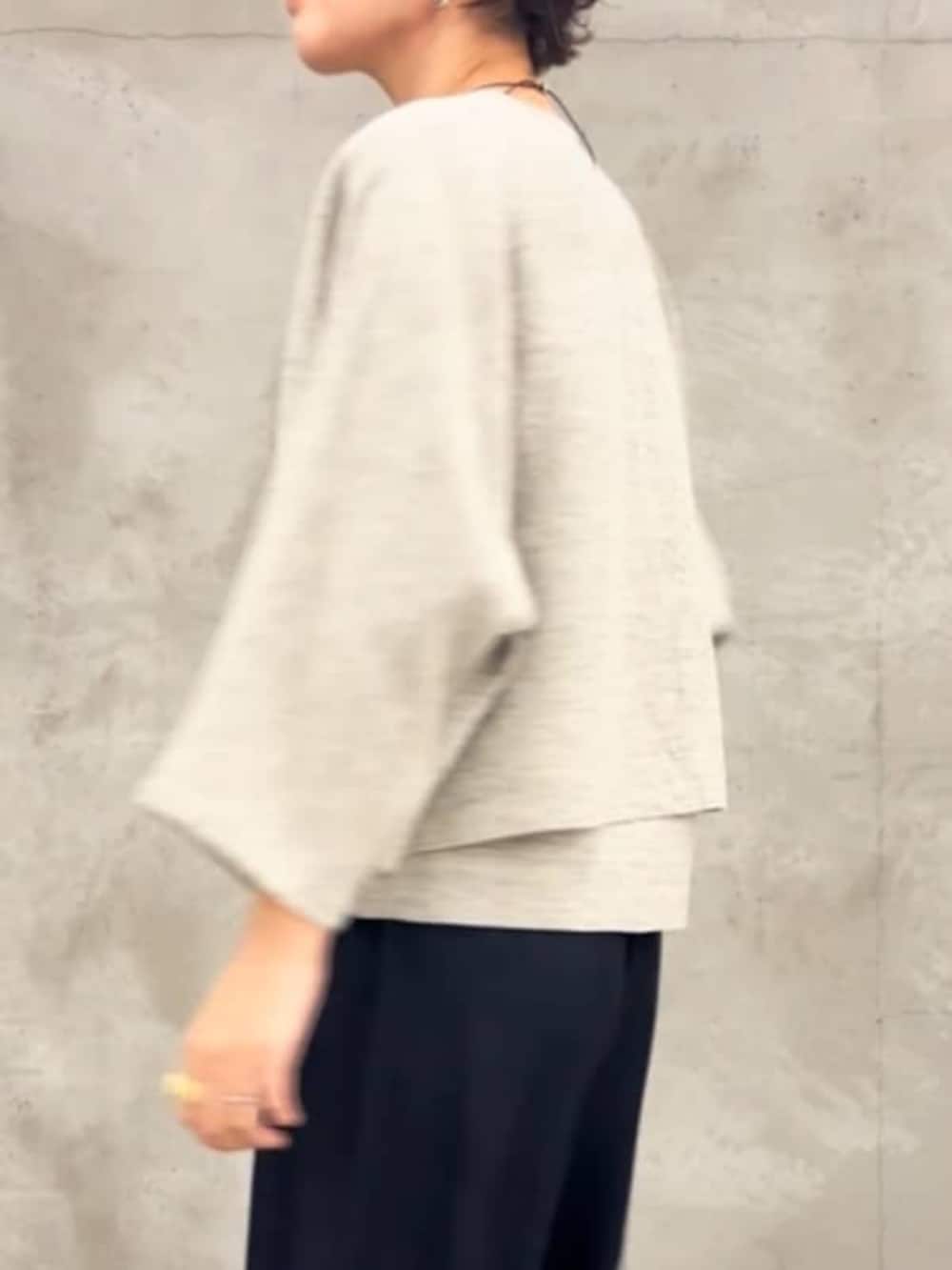 ブルー系のその他パンツ、グレー系のニット/セーター、グレー系のカーディガン/ボレロを着用したレディースの春コーディネートの8枚目の写真