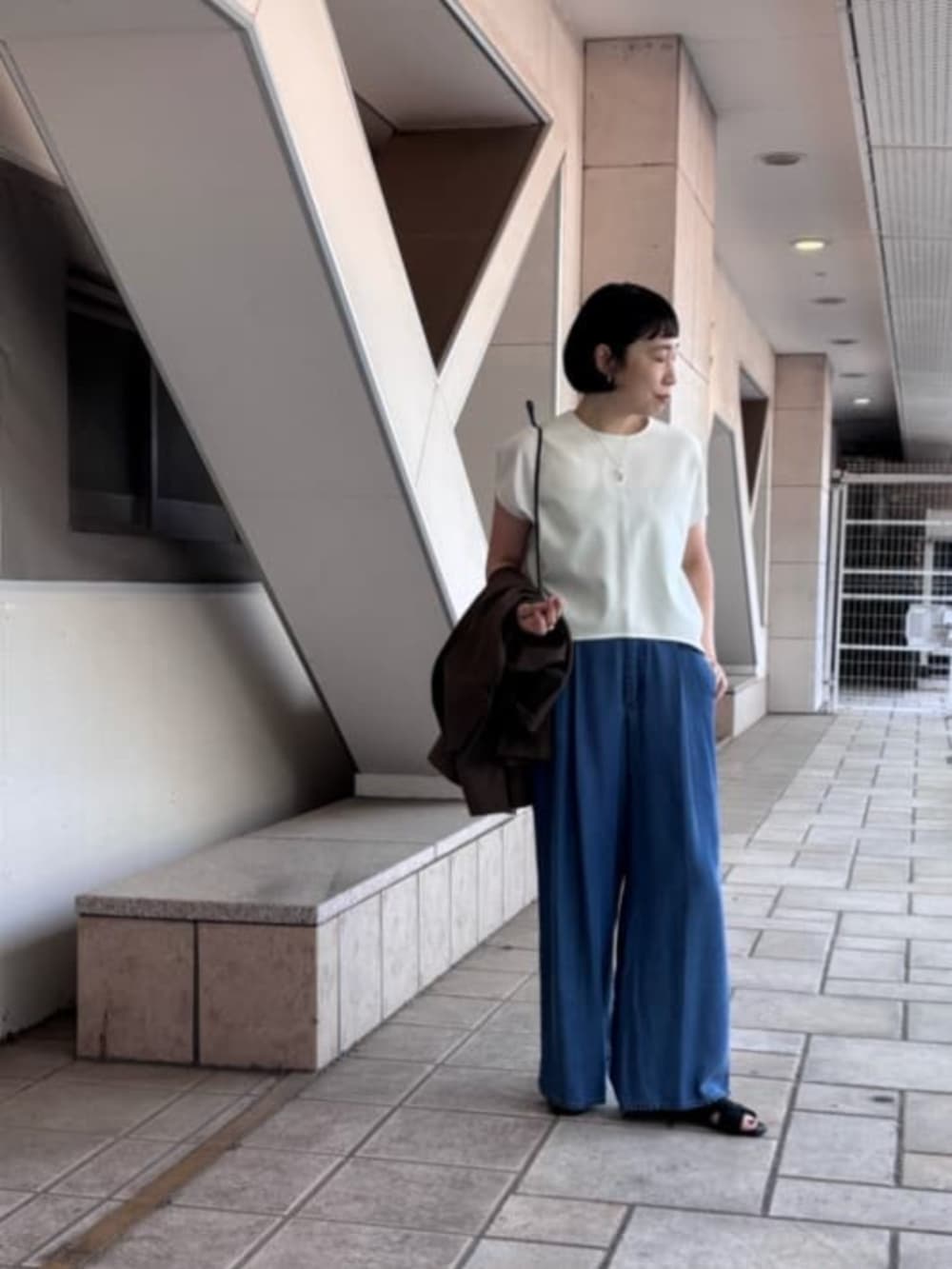 ホワイト系のシャツ/ブラウス、ブルー系のその他パンツを着用したレディースの春コーディネートの3枚目の写真