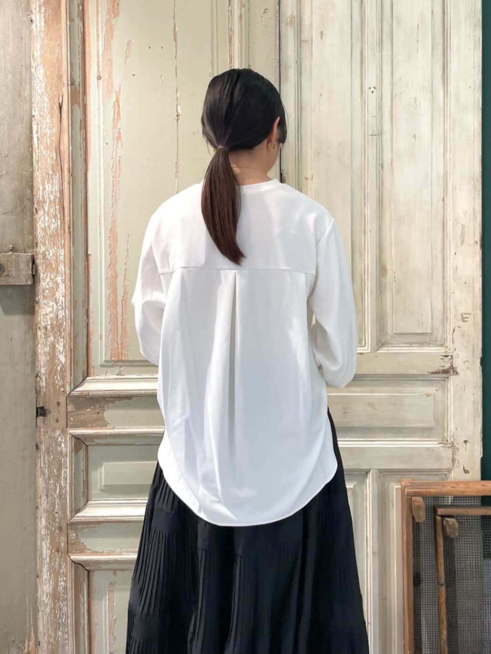 ブラック系のスカート、ホワイト系のシャツ/ブラウスを着用したレディースの春コーディネートの5枚目の写真