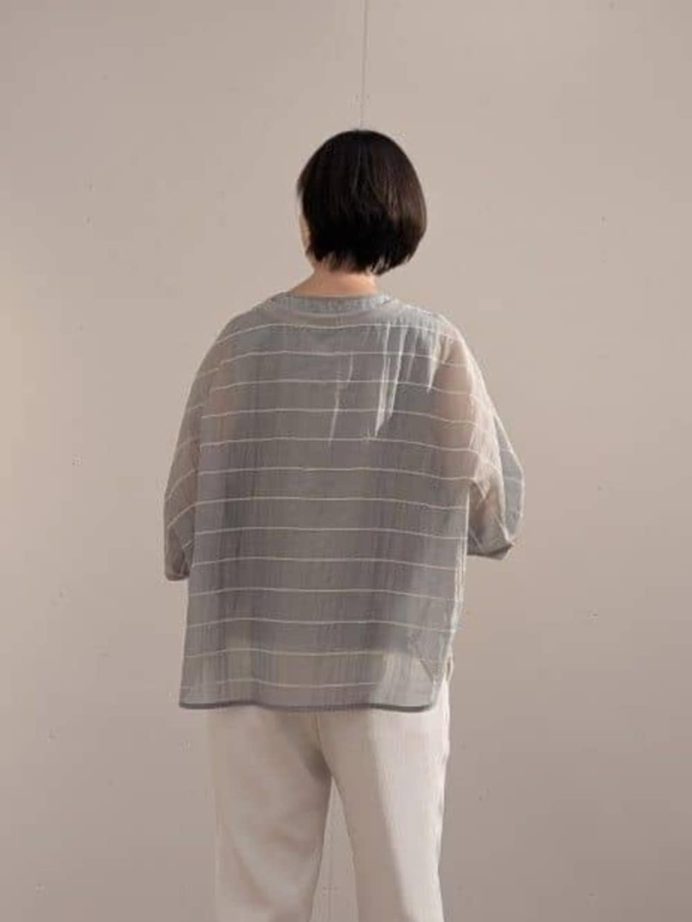 グレー系のボストンバッグ、グレー系のシャツ/ブラウス、ホワイト系のその他パンツを着用したレディースの春コーディネートの6枚目の写真