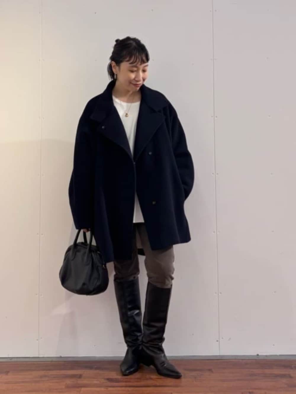 ブラック系のトートバッグ、グリーン系のその他パンツ、ホワイト系のシャツ/ブラウスを着用したレディースの秋コーディネートの9枚目の写真