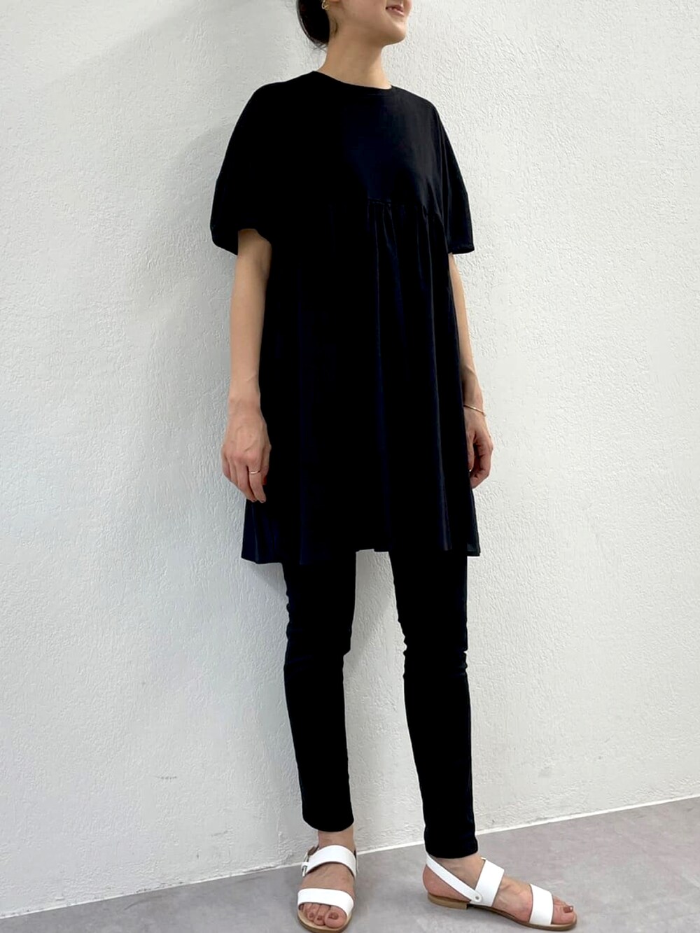 ブラック系のシャツ/ブラウス、グレー系のカーディガン/ボレロ、ブラック系のその他パンツを着用したレディースの春コーディネートの2枚目の写真