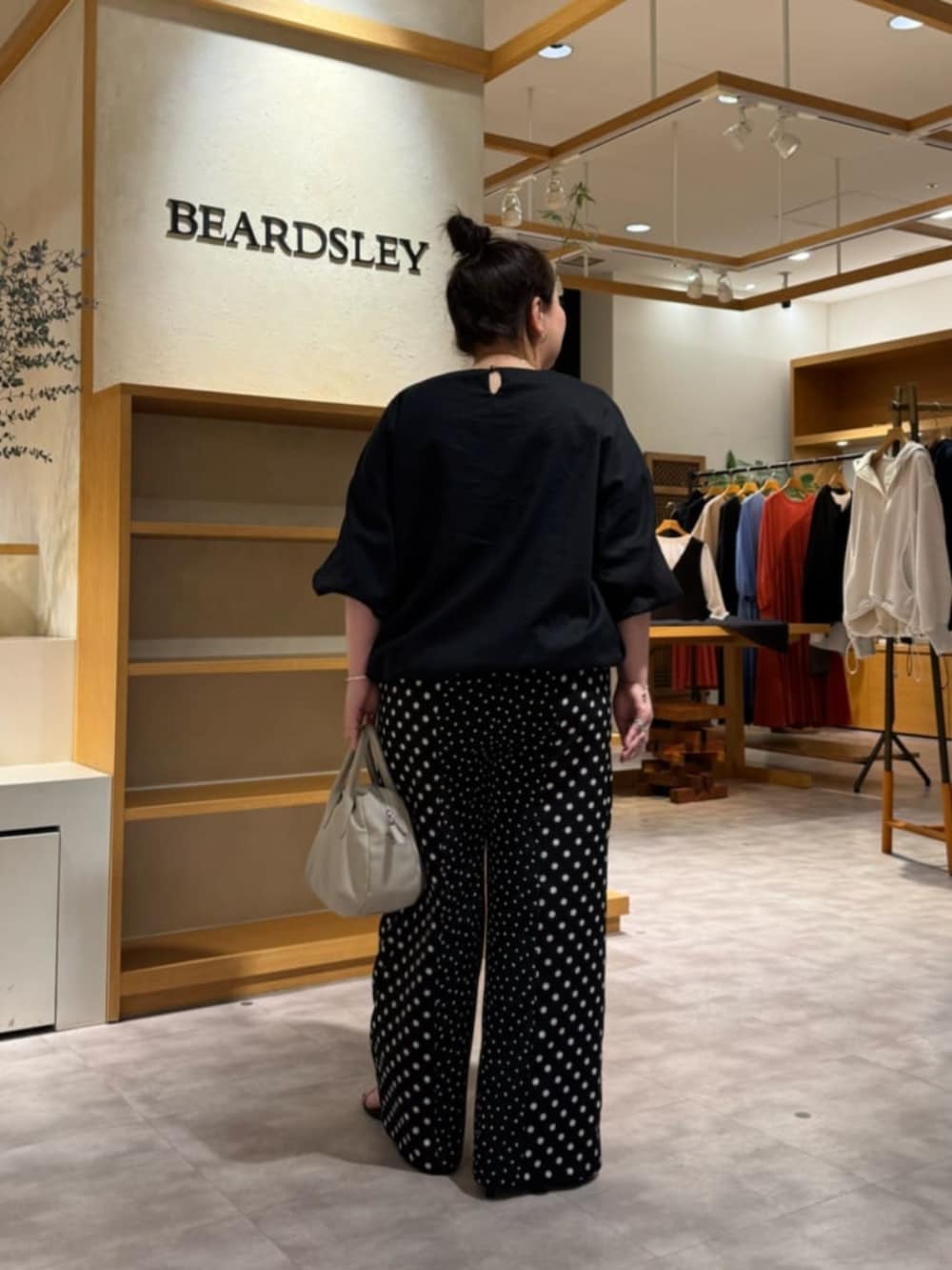 グレー系のボストンバッグ、ブラック系のシャツ/ブラウス、ブラック系のその他パンツを着用したレディースの冬コーディネートの3枚目の写真