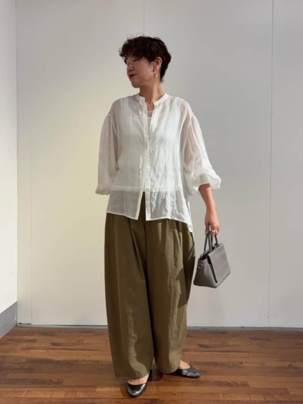 イエロー系のその他パンツ、ホワイト系のシャツ/ブラウスを着用したレディースの春コーディネートの3枚目の写真