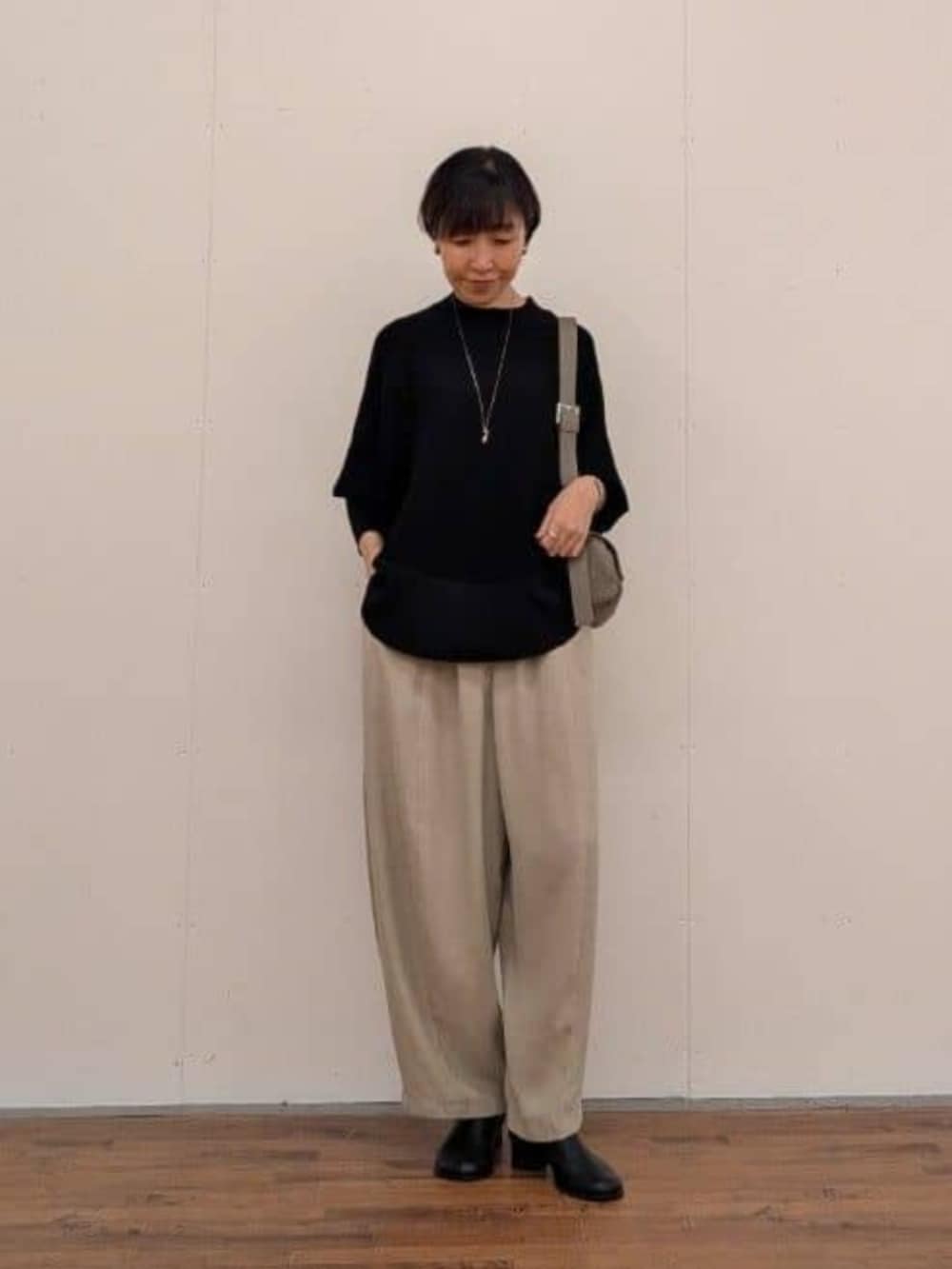 グレー系のその他パンツ、ブラック系のその他アウターを着用したレディースの秋コーディネートの7枚目の写真