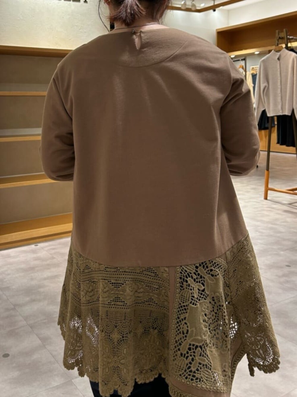 ブラウン系のTシャツ/カットソーを着用したレディースの冬コーディネートの7枚目の写真