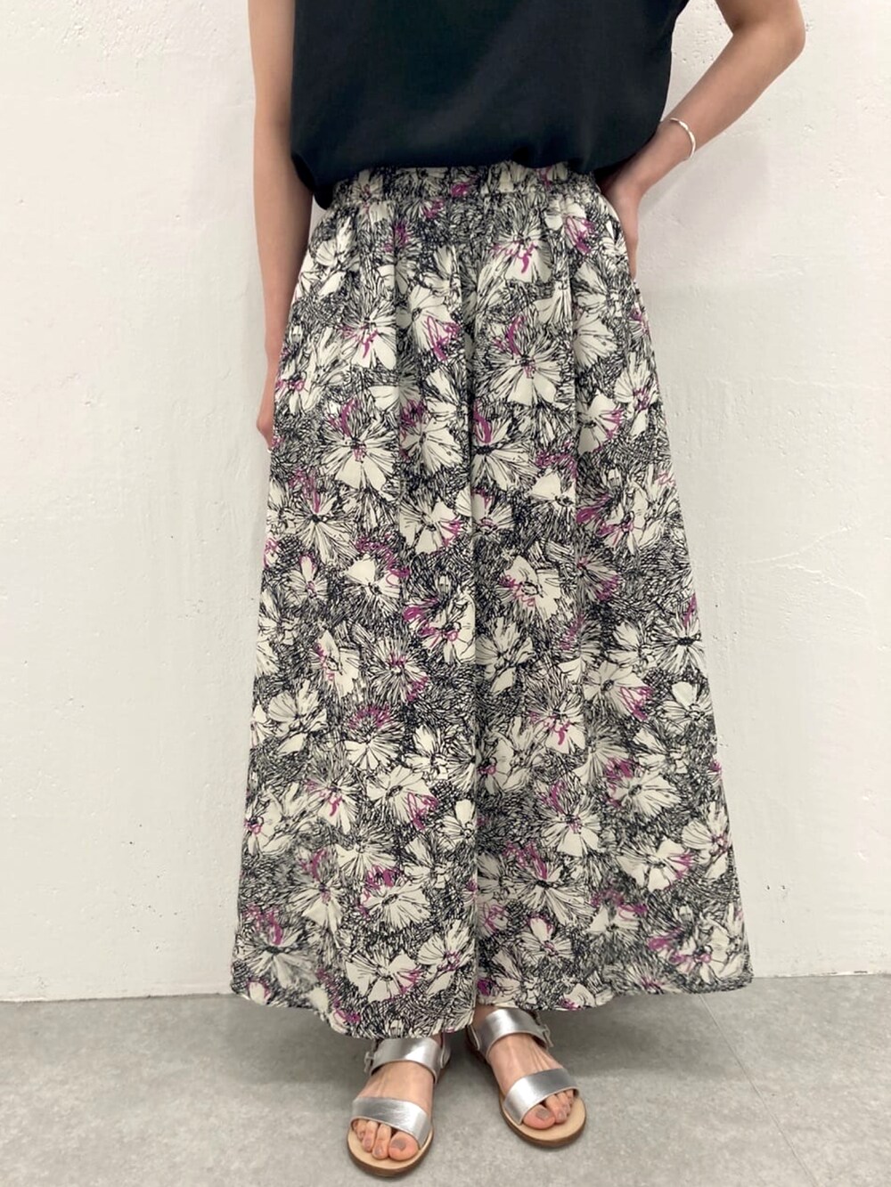 グレー系のシャツ/ブラウス、グリーン系のその他パンツ、シルバー系のサンダルを着用したレディースの春コーディネートの3枚目の写真