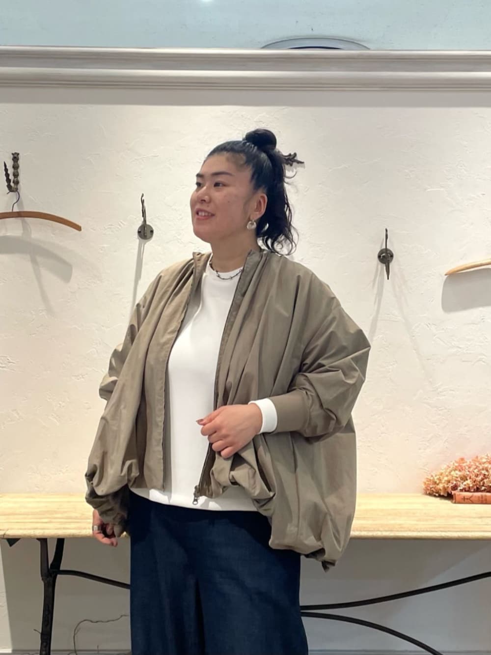 ブルー系のその他パンツ、ホワイト系のTシャツ/カットソー、ブラック系のトートバッグを着用したレディースの春コーディネートの5枚目の写真