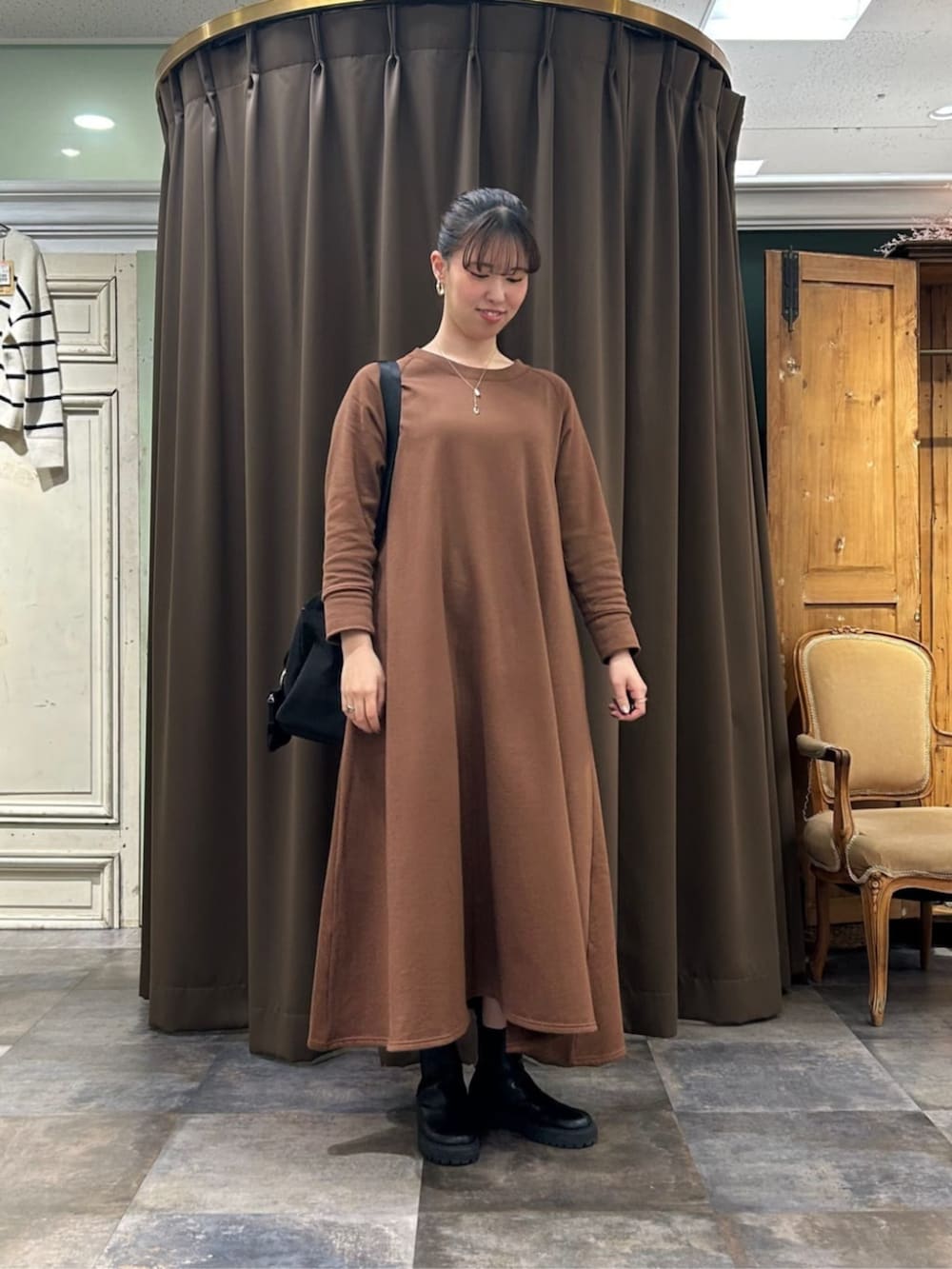 ブラック系のトートバッグ、ブラック系のポーチを着用したレディースの冬コーディネートの2枚目の写真