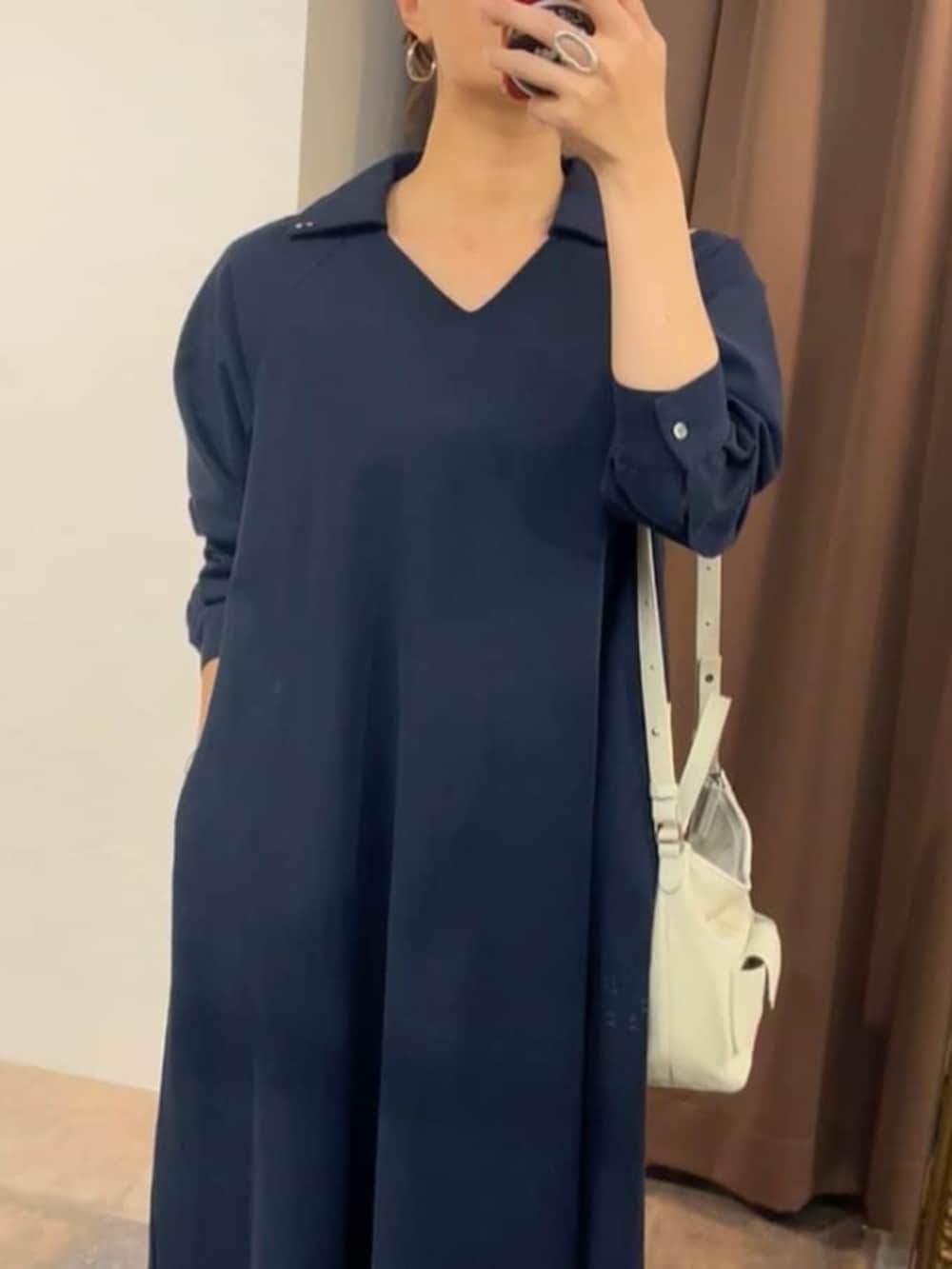 ホワイト系のトートバッグ、ブルー系のワンピースを着用したレディースの春コーディネートの7枚目の写真