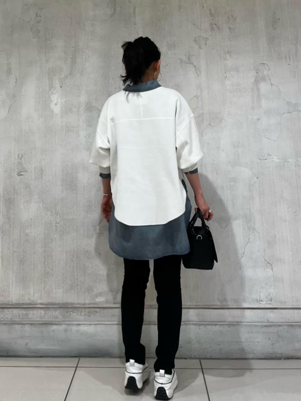 ブルー系のシャツ/ブラウス、ブルー系のデニムパンツ、ホワイト系のTシャツ/カットソーを着用したレディースの春コーディネートの5枚目の写真