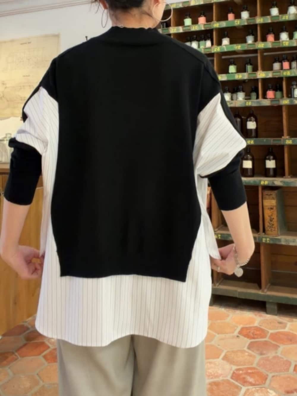 グレー系のその他パンツ、ブラック系のニット/セーターを着用したレディースの秋コーディネートの5枚目の写真