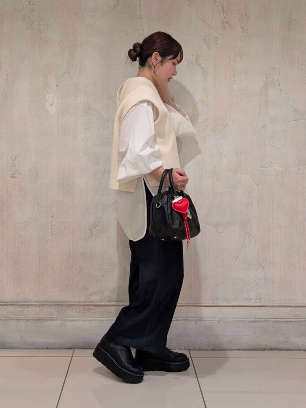 ブルー系のその他パンツ、ブラック系のブーツ、ホワイト系のシャツ/ブラウスを着用したレディースの冬コーディネートの2枚目の写真