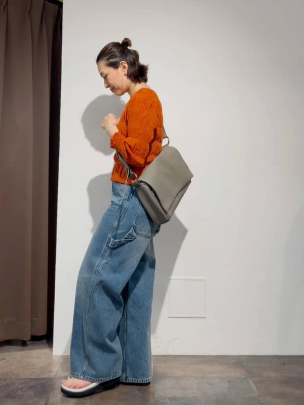 オレンジ系のシャツ/ブラウス、ブルー系のその他パンツ、ホワイト系のサンダルを着用したレディースの春コーディネートの2枚目の写真