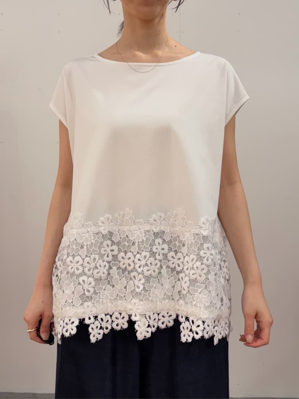 ブルー系のシャツ/ブラウス、ブルー系のその他パンツ、ホワイト系のTシャツ/カットソーを着用したレディースの冬コーディネートの9枚目の写真