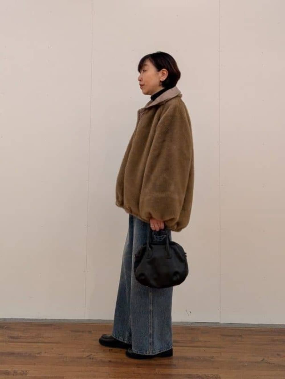 ブルー系のその他パンツ、ベージュ系のブルゾン、ブラウン系のローファーを着用したレディースの秋コーディネートの3枚目の写真