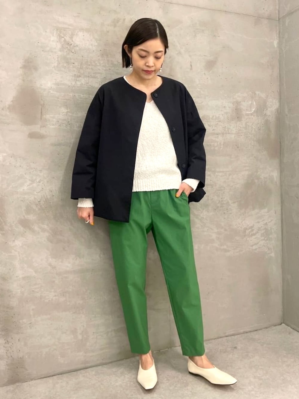 ブルー系のブルゾン、ホワイト系のニット/セーター、グリーン系のその他パンツを着用したレディースの春コーディネートの3枚目の写真
