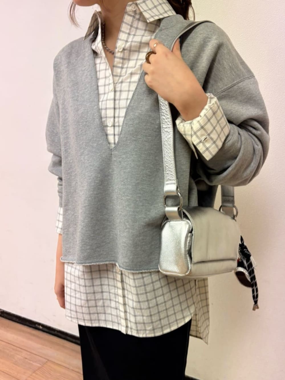 シルバー系のショルダーバッグ、ホワイト系のシャツ/ブラウス、ブラック系のスカートを着用したレディースの冬コーディネートの7枚目の写真