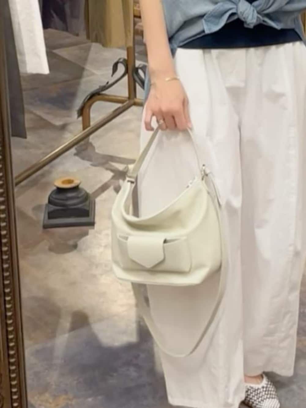 ブルー系のシャツ/ブラウス、ホワイト系のトートバッグ、ホワイト系のその他パンツを着用したレディースの春コーディネートの6枚目の写真
