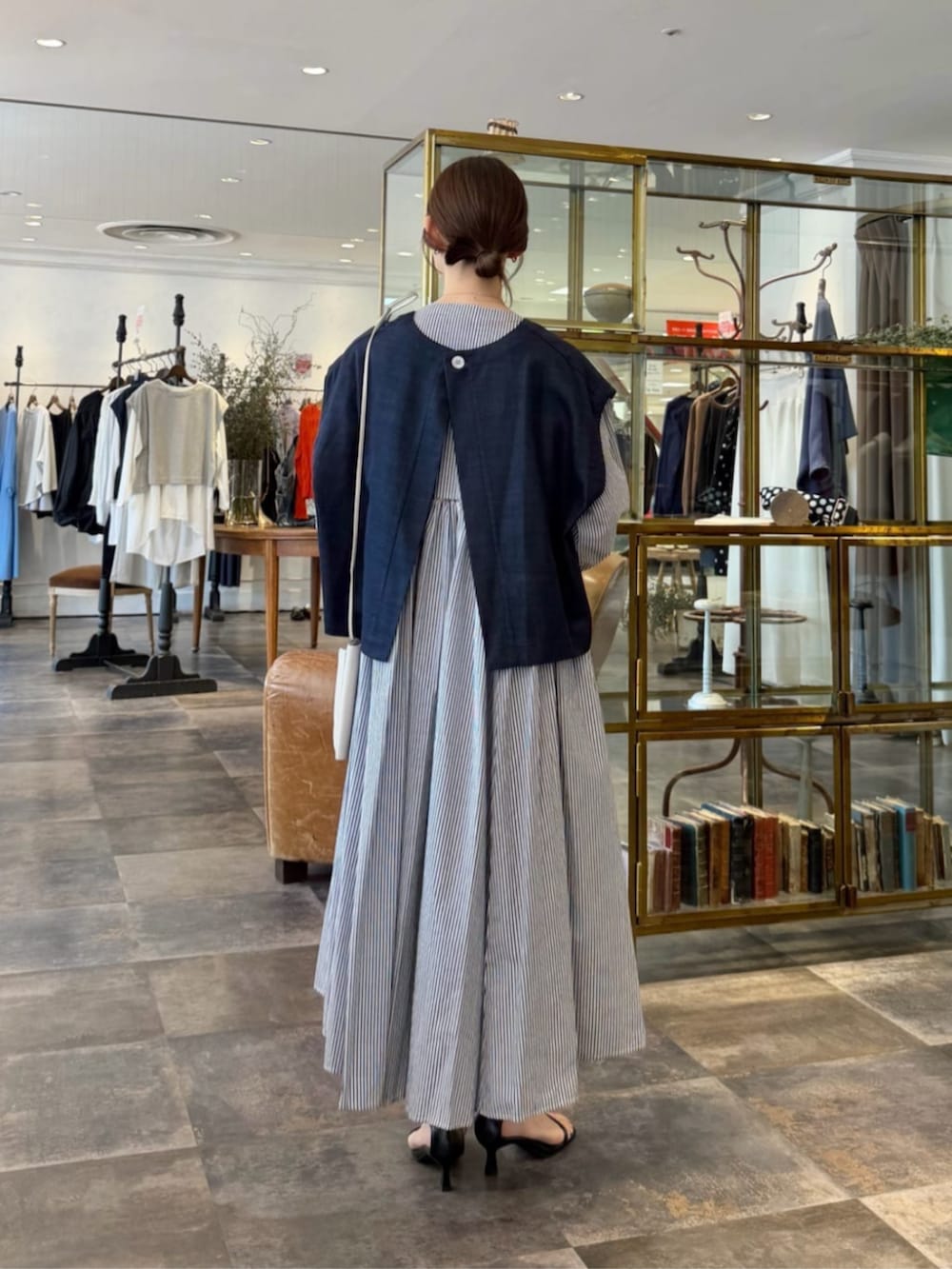 ブルー系のシャツ/ブラウス、ブルー系のワンピースを着用したレディースの春コーディネートの3枚目の写真