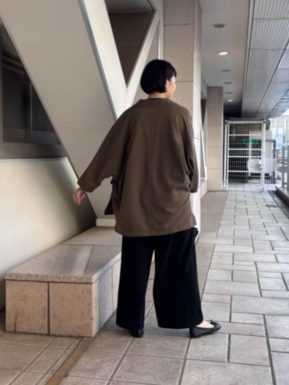 ブラック系のその他パンツ、ブラック系のハンドバッグ、ブラウン系のテーラードジャケットを着用したレディースの春コーディネートの5枚目の写真