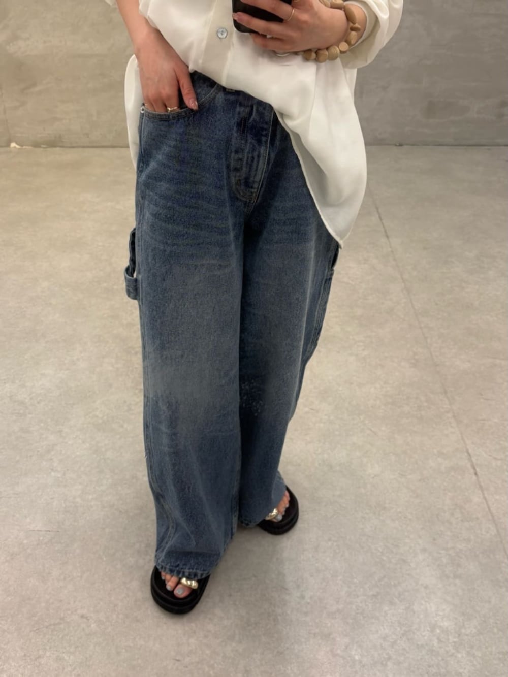 ホワイト系のショルダーバッグ、ブラック系のサンダル、ブルー系のその他パンツを着用したレディースの冬コーディネートの9枚目の写真