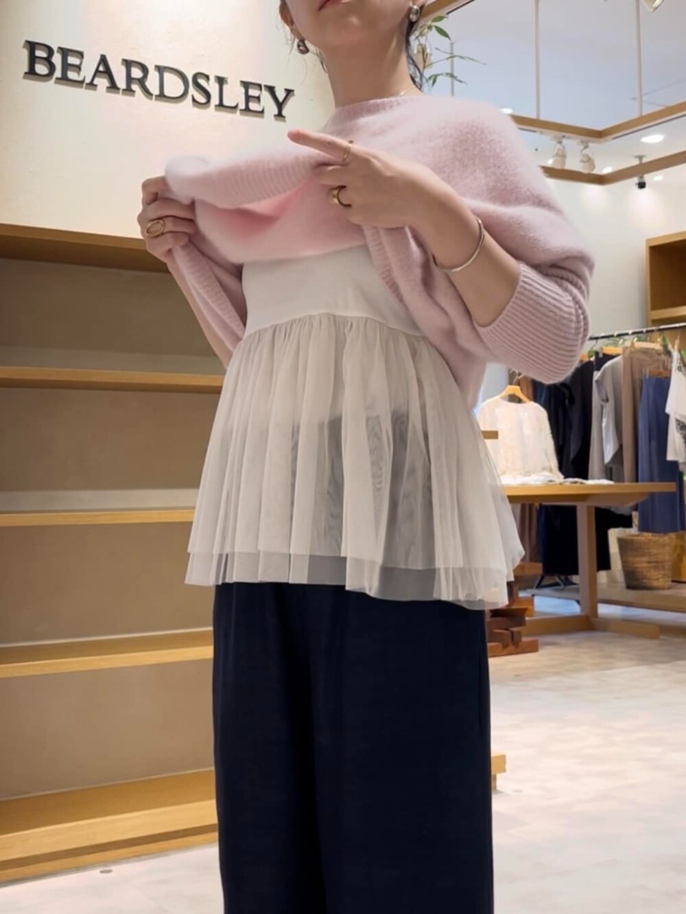 ブルー系のその他パンツ、ピンク系のニット/セーターを着用したレディースの夏コーディネートの8枚目の写真