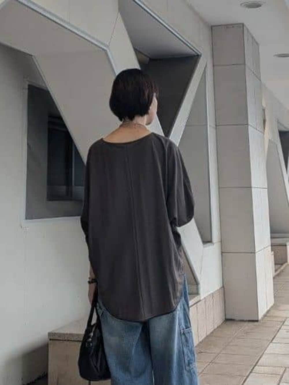 ブラック系のボストンバッグ、ブルー系のその他パンツ、ブラウン系のTシャツ/カットソーを着用したレディースの夏コーディネートの5枚目の写真