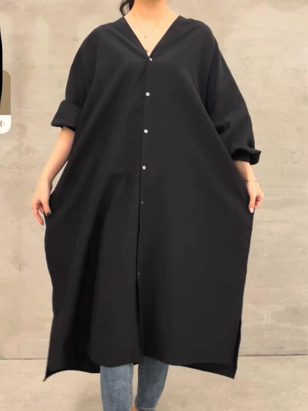 ブルー系のデニムパンツ、ブラック系のワンピースを着用したレディースの冬コーディネートの5枚目の写真