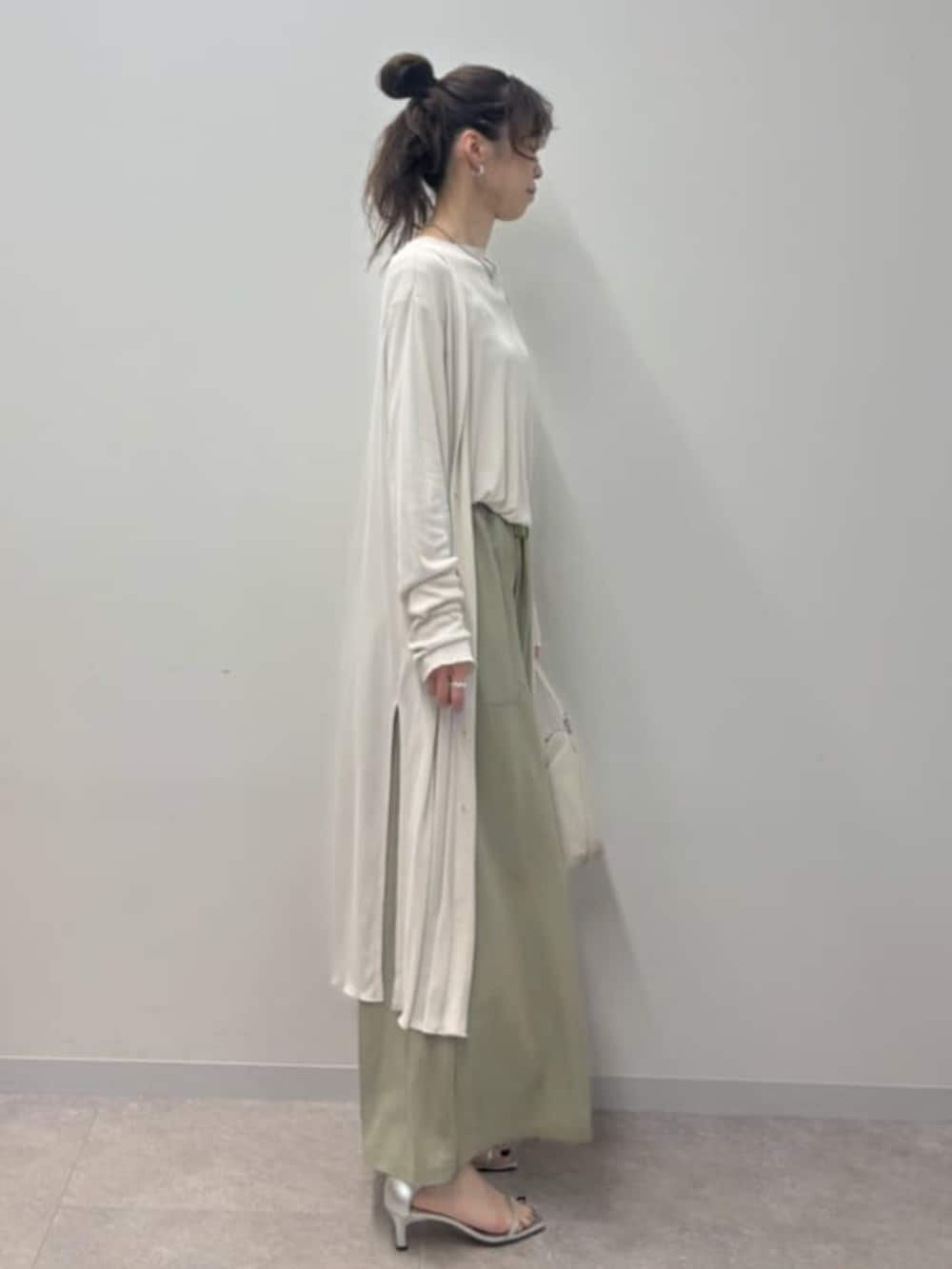 グリーン系のその他パンツ、ホワイト系のTシャツ/カットソー、ホワイト系のTシャツ/カットソーを着用したレディースの春コーディネートの2枚目の写真