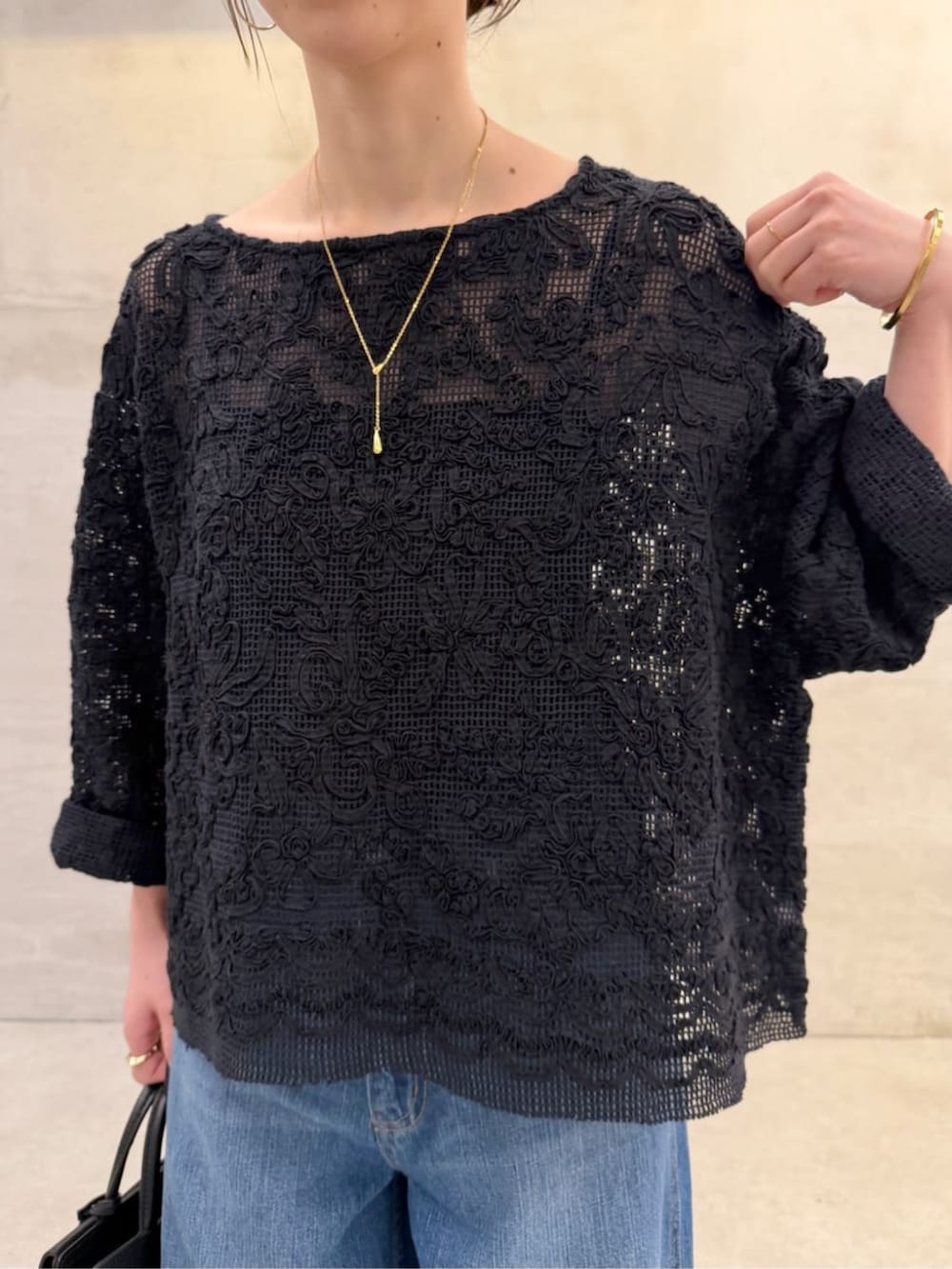 ブラック系のハンドバッグ、ブルー系のその他パンツ、ブラック系のシャツ/ブラウスを着用したレディースの春コーディネートの4枚目の写真