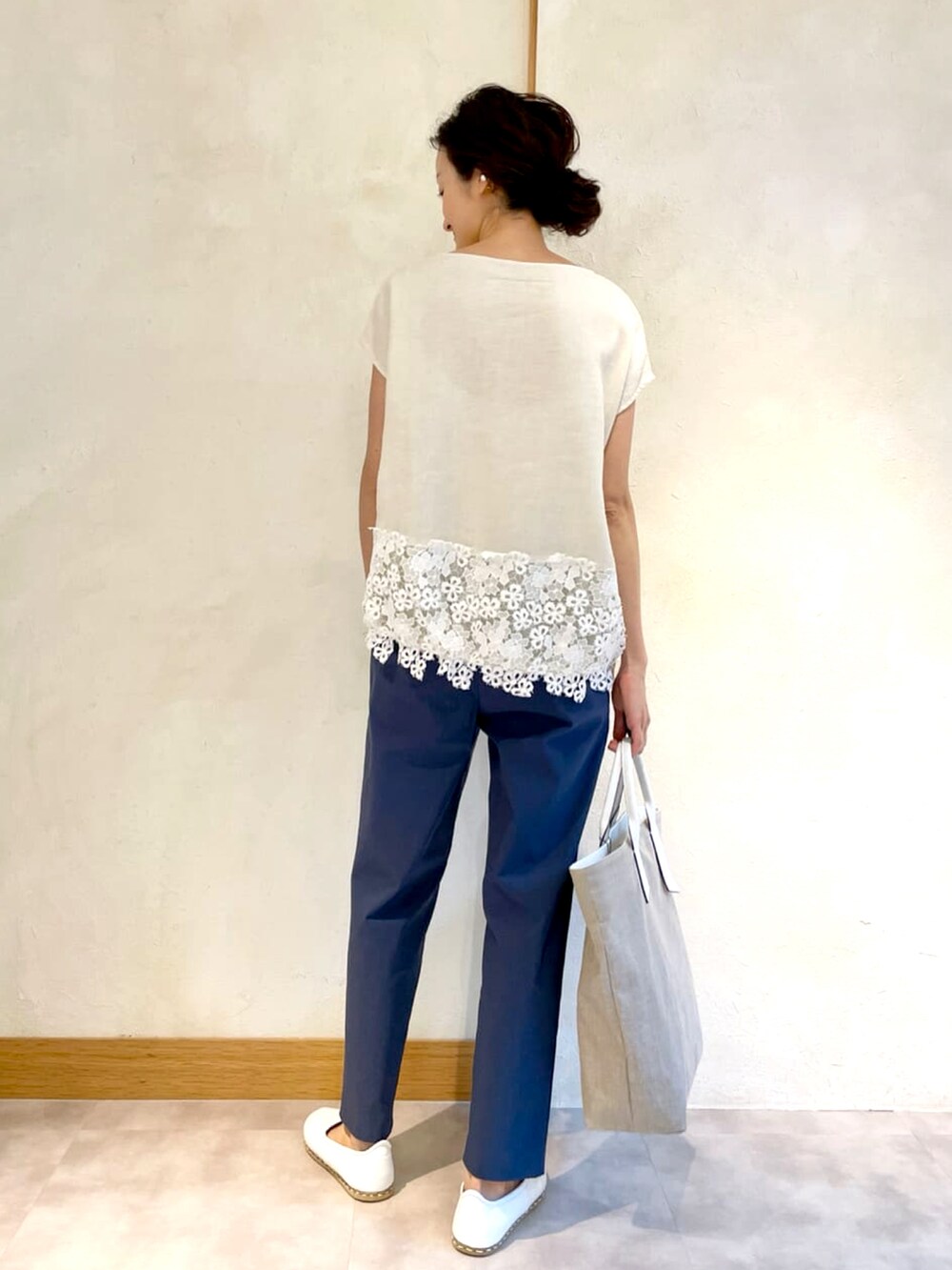 ベージュ系のシャツ/ブラウス、ブルー系のその他パンツ、ホワイト系のトートバッグを着用したレディースの春コーディネートの3枚目の写真