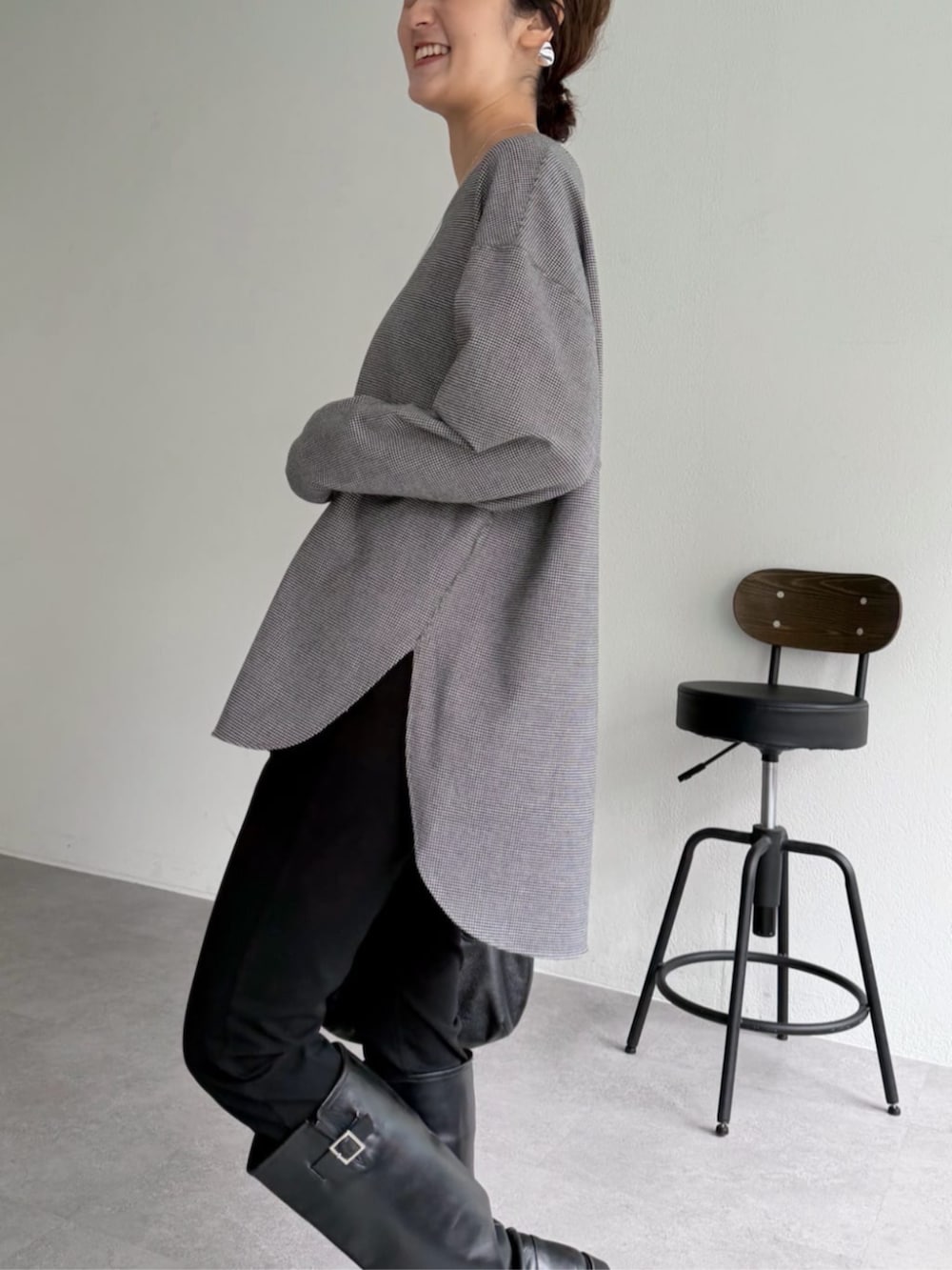 ブラック系のその他パンツ、ブラック系のTシャツ/カットソー、ブラック系のシャツ/ブラウスを着用したレディースの秋コーディネートの6枚目の写真