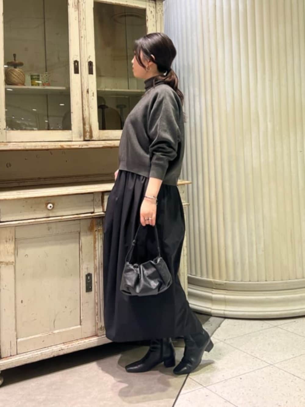 ブラック系のスカートを着用したレディースの冬コーディネートの2枚目の写真