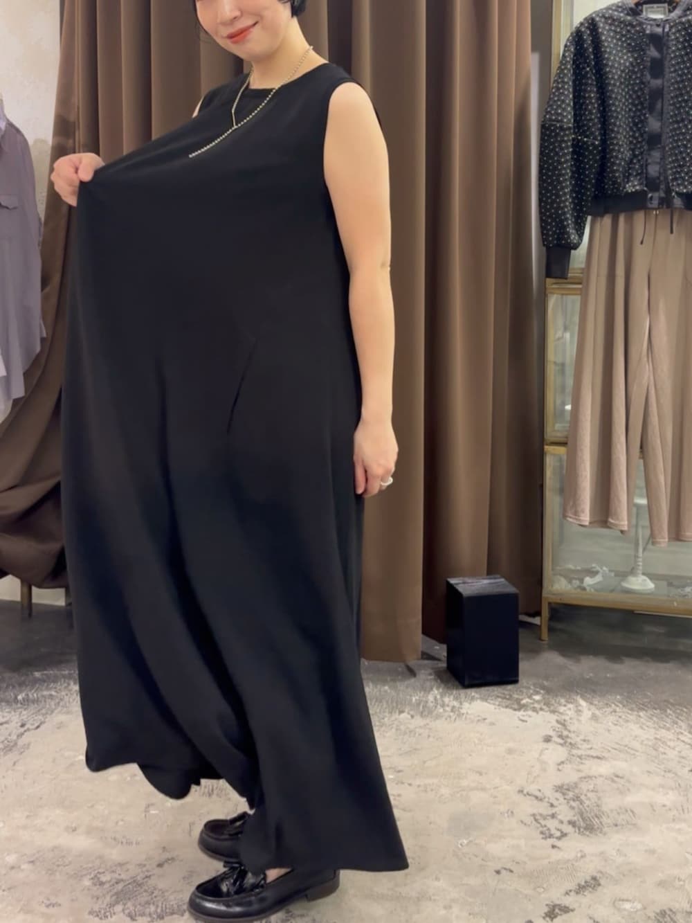 ブラック系のワンピース、ブラック系のその他アウターを着用したレディースの春コーディネートの7枚目の写真