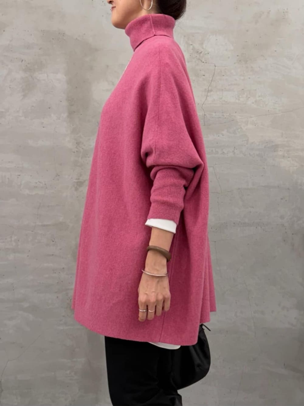 ブラック系のその他パンツ、ブラック系のトートバッグ、ホワイト系のシャツ/ブラウスを着用したレディースの秋コーディネートの4枚目の写真