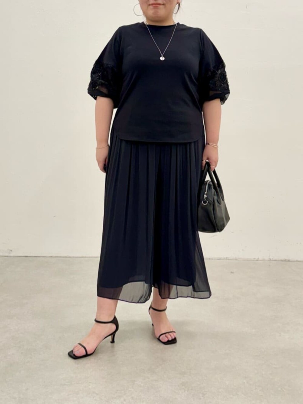 ブラック系のその他パンツ、ブラック系のTシャツ/カットソーを着用したレディースの春コーディネートの7枚目の写真