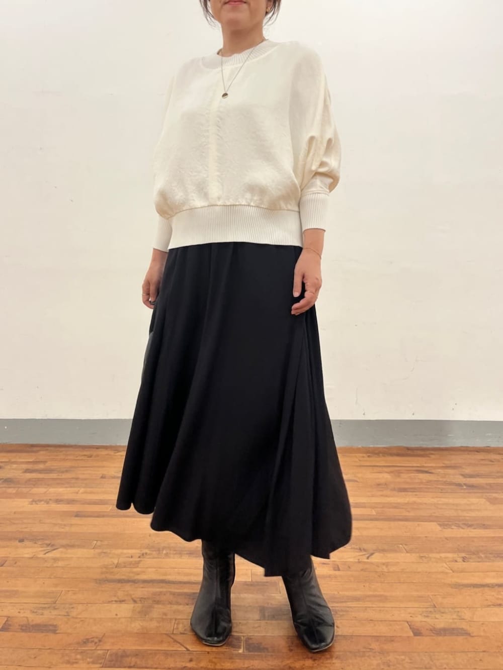 ブラック系のその他パンツ、ホワイト系のシャツ/ブラウスを着用したレディースの夏コーディネートの7枚目の写真