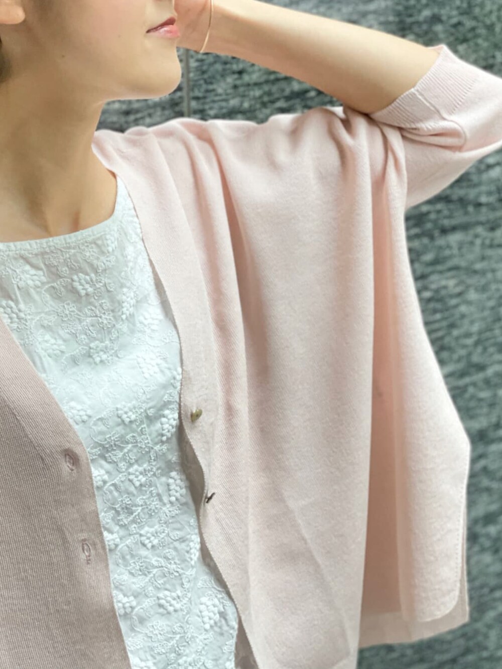 ピンク系のカーディガン/ボレロ、ホワイト系のTシャツ/カットソー、グレー系のその他パンツを着用したレディースの夏コーディネートの4枚目の写真