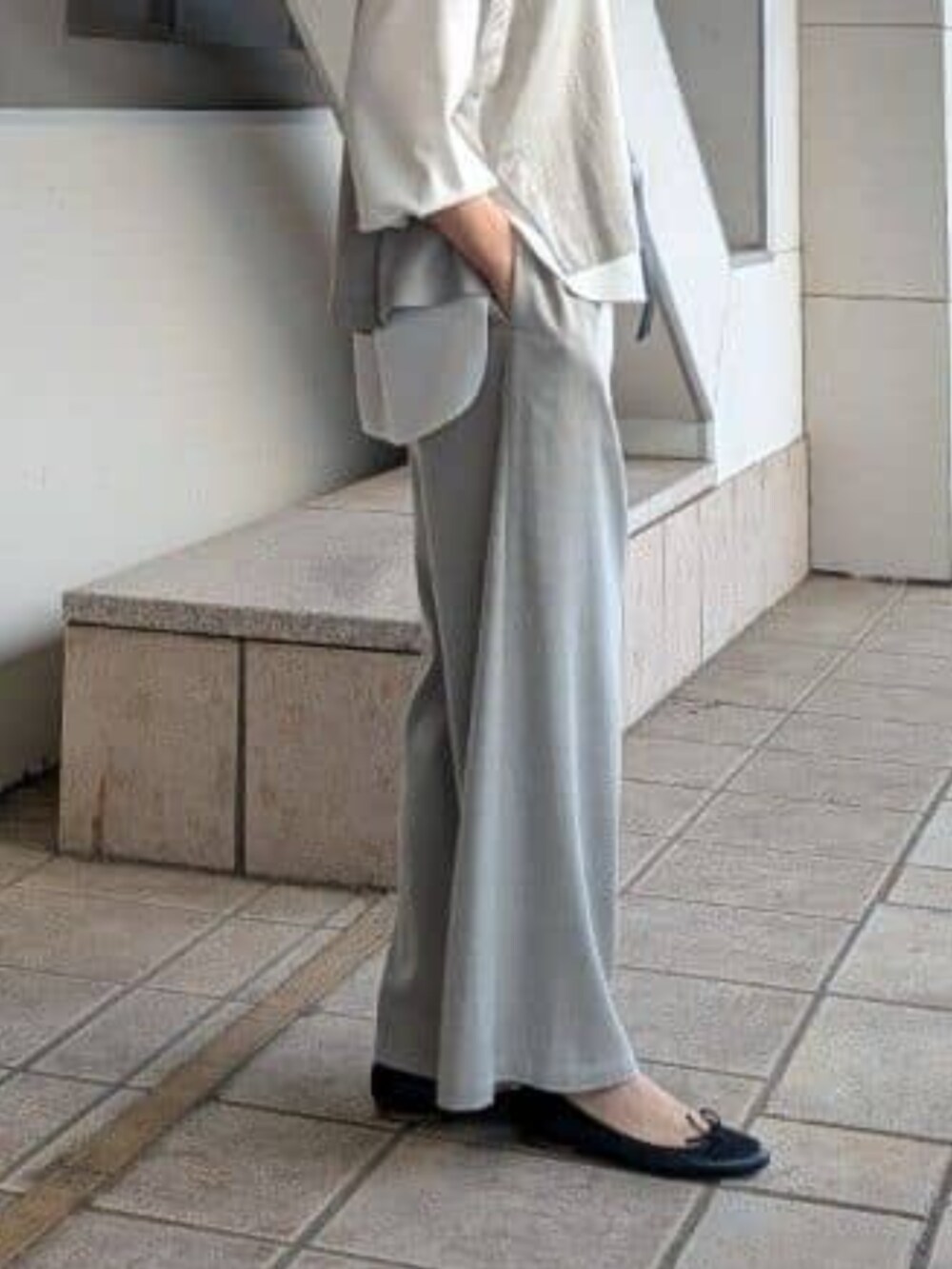 グレー系のシャツ/ブラウス、ホワイト系のシャツ/ブラウス、ブラック系のショルダーバッグを着用したレディースの春コーディネートの5枚目の写真