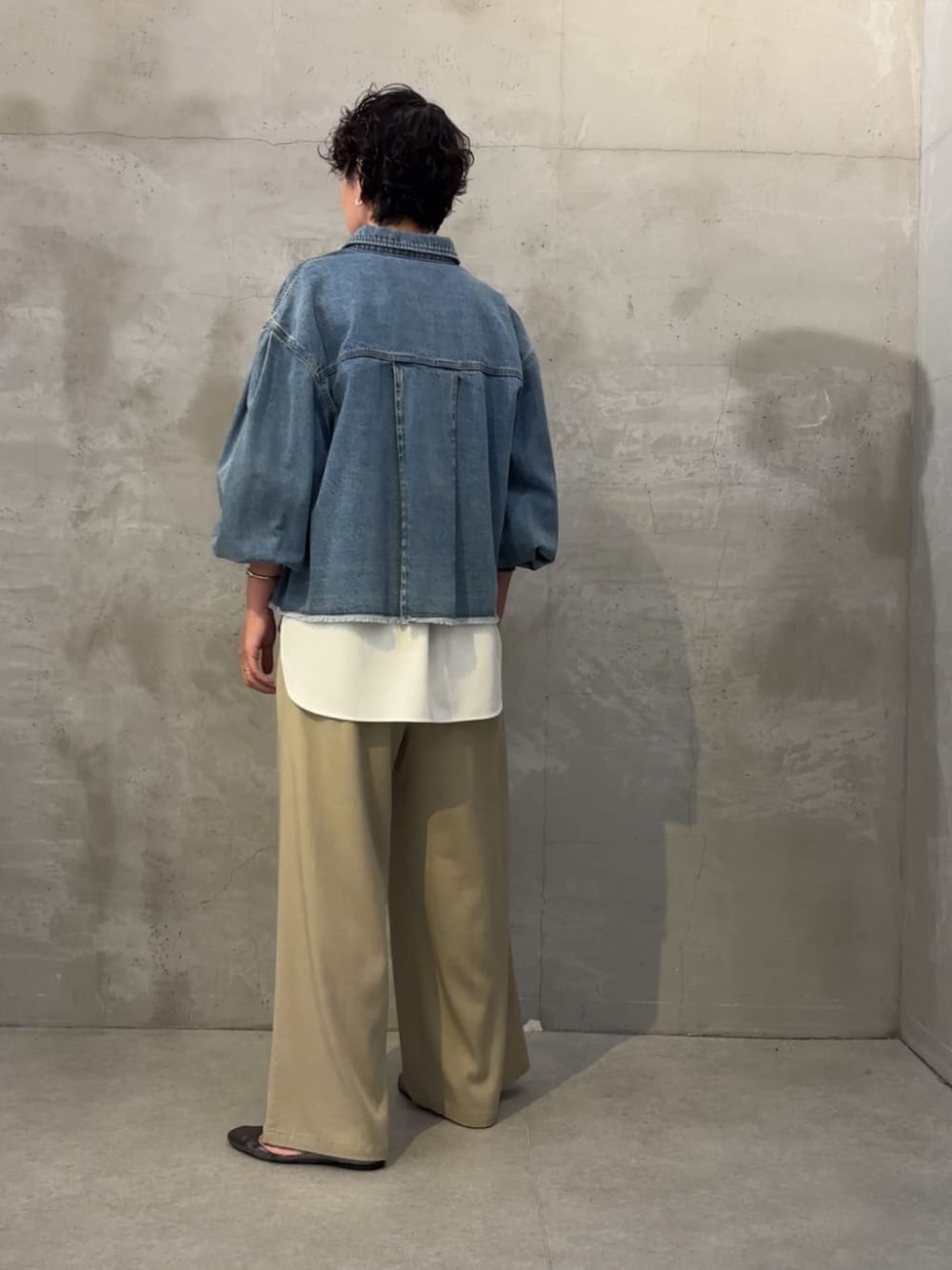 ブルー系のデニムジャケット、ベージュ系のその他パンツ、ホワイト系のシャツ/ブラウスを着用したレディースの冬コーディネートの5枚目の写真