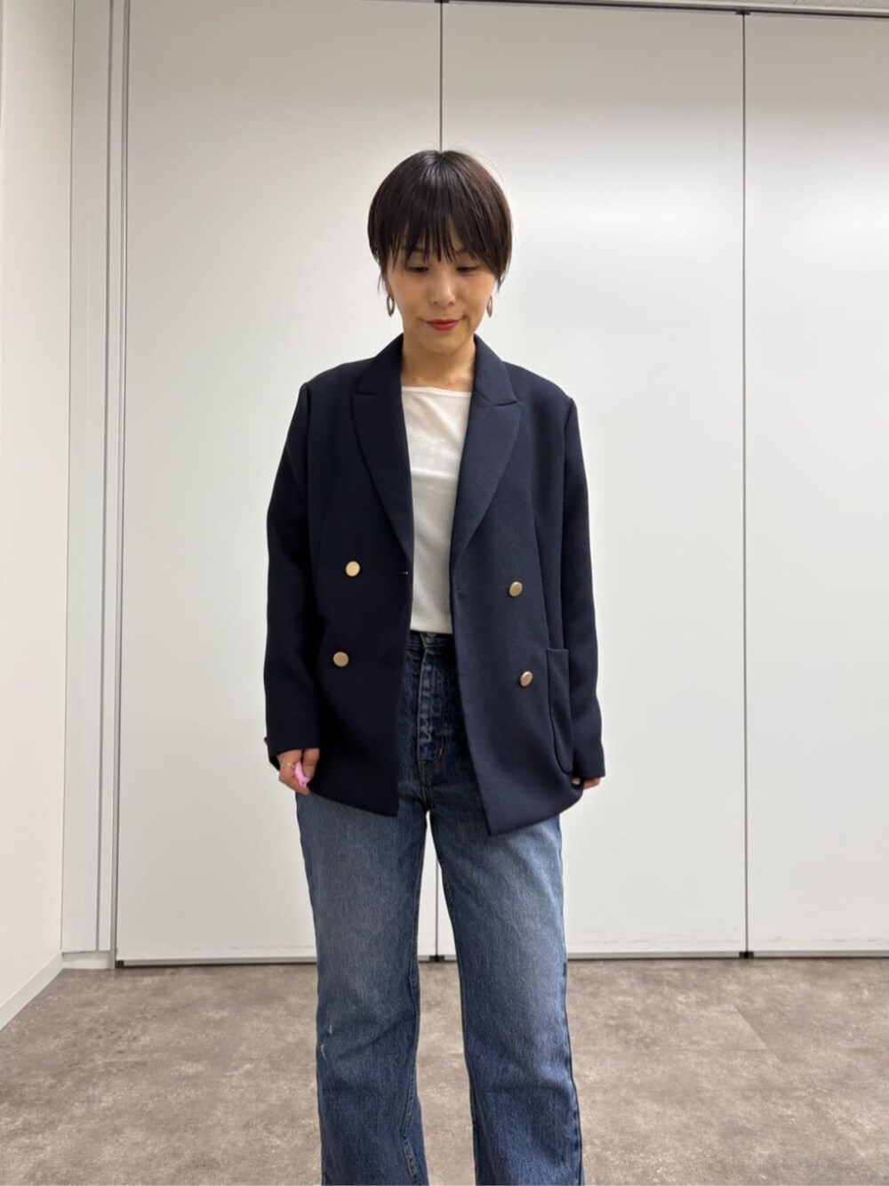 ブルー系のテーラードジャケット、ホワイト系のTシャツ/カットソーを着用したレディースの冬コーディネートの6枚目の写真