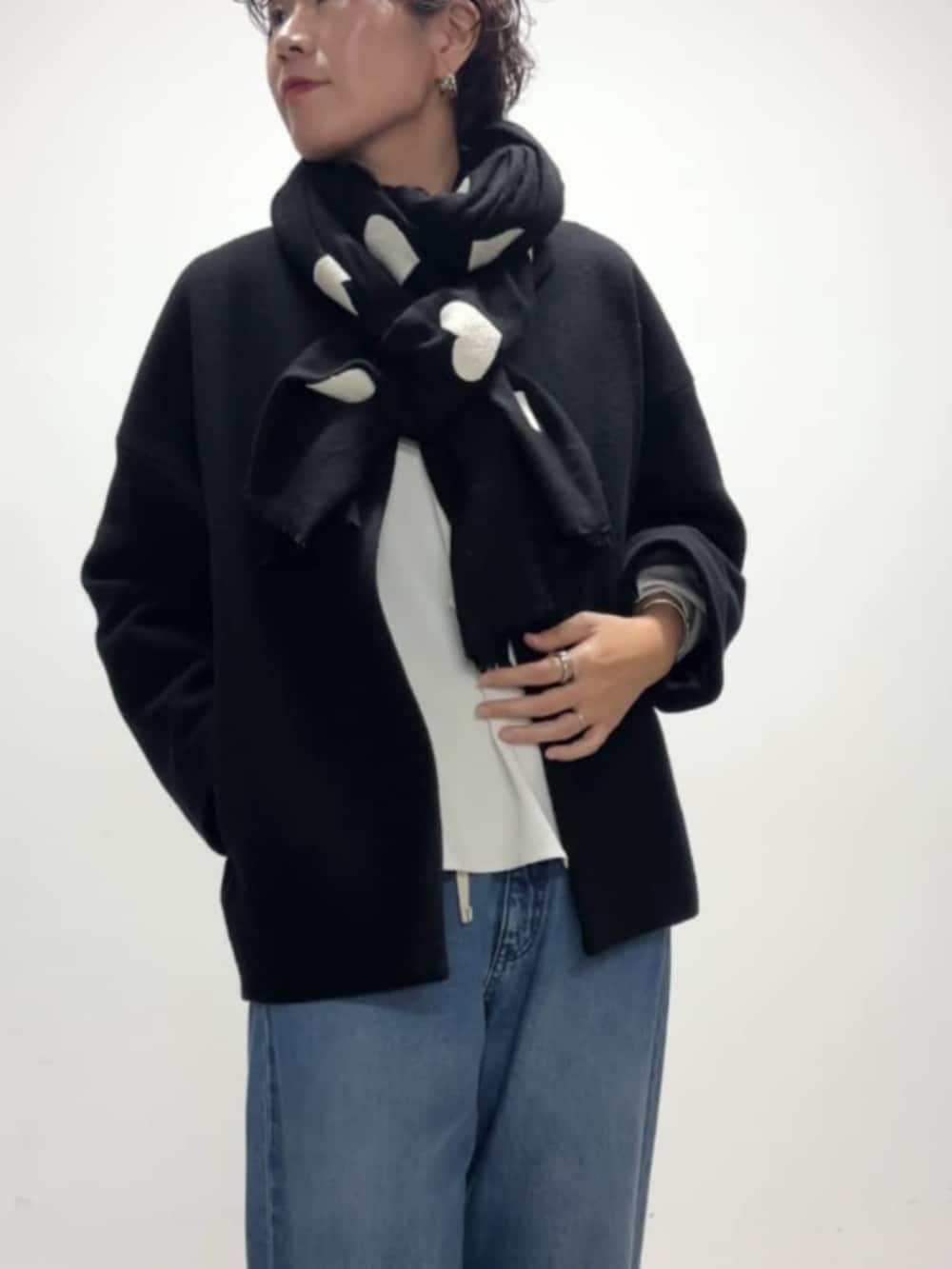 ブルー系のデニムパンツ、ブルー系のノーカラーコート、ホワイト系のシャツ/ブラウスを着用したレディースの冬コーディネートの9枚目の写真