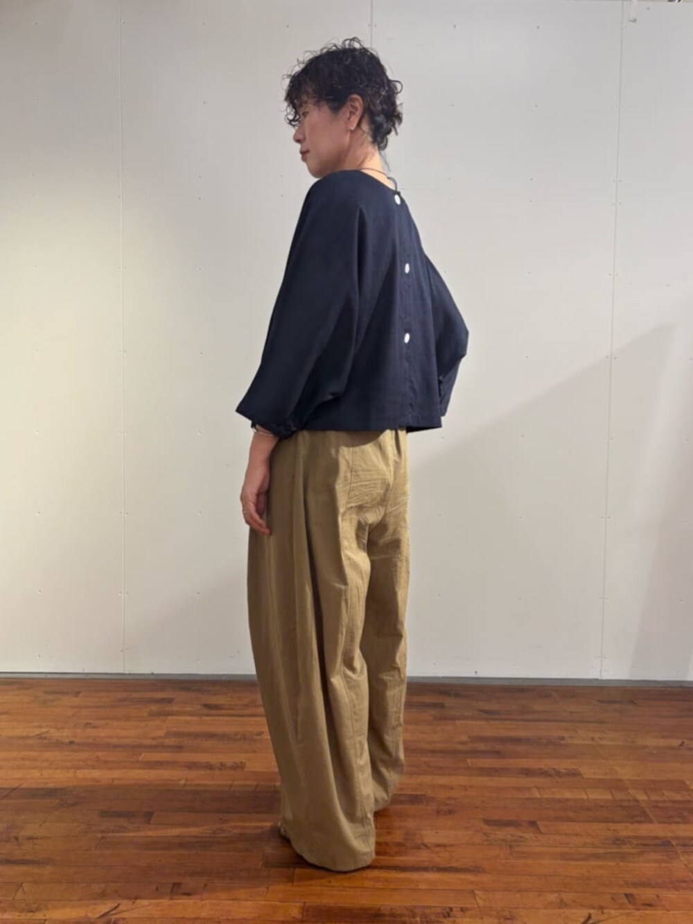 イエロー系のその他パンツ、ブルー系のシャツ/ブラウスを着用したレディースの夏コーディネートの3枚目の写真