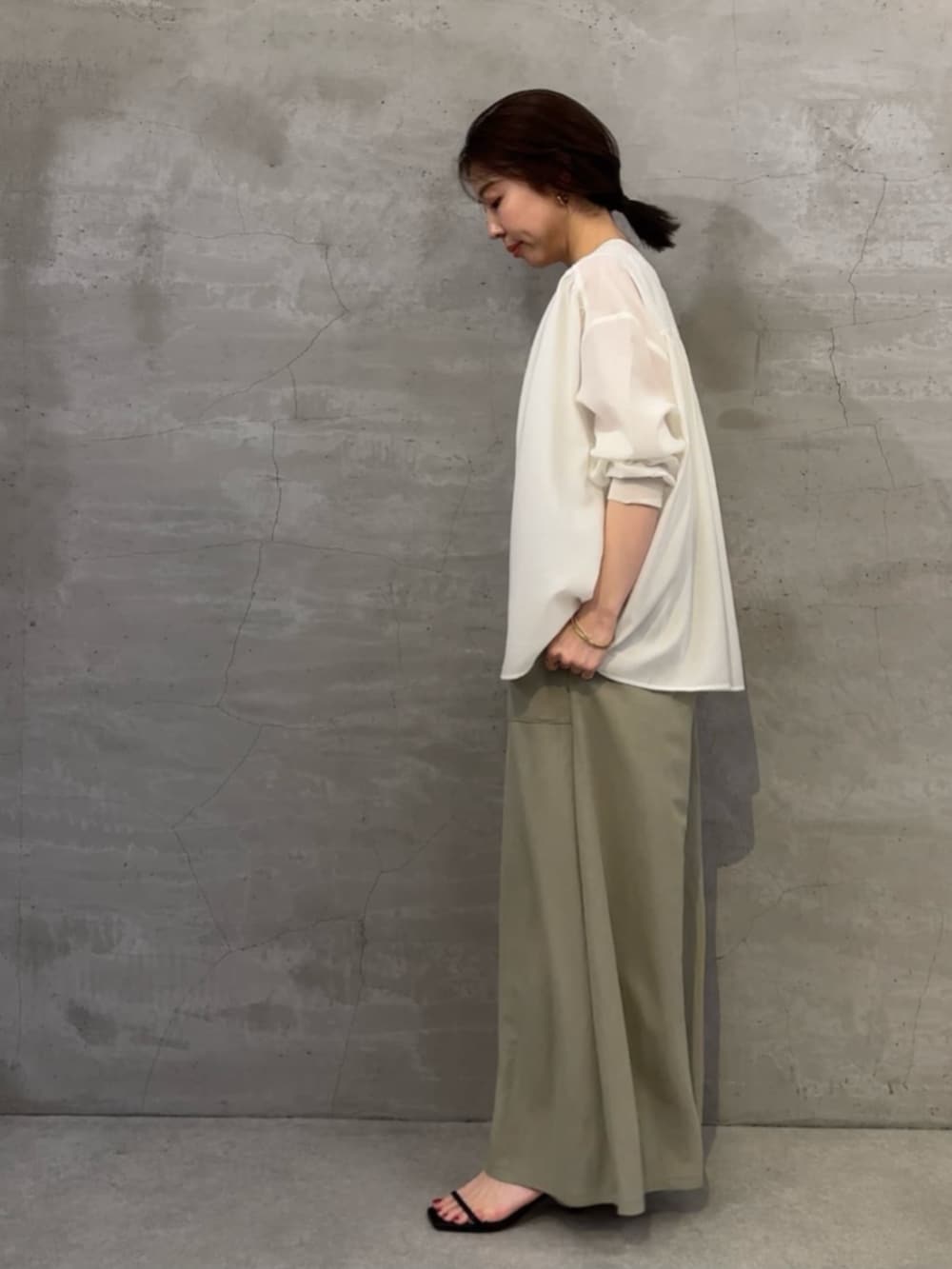 グリーン系のその他パンツ、ホワイト系のシャツ/ブラウス、ホワイト系のタンクトップを着用したレディースの春コーディネートの2枚目の写真